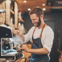 mannelijke barista cappuccino maken - coffee stockfoto's en -beelden