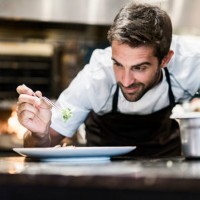 mannelijke chef-kok bijgerechten van voedsel in de keuken - food stockfoto's en -beelden