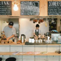 mannelijke en vrouwelijke chef-koks bereiden voor lunch service in cafe - home decoration stockfoto's en -beelden