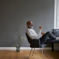 mature man sitting with feet up, using smartphone - fashion photos et images de collection