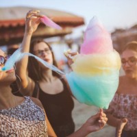 meisjes suikerspin eten op de kermis - food stockfoto's en -beelden