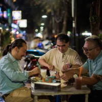 men eating authentic thai food at the night market - junk food stock pictures, royalty-free photos & images