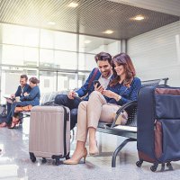 menschen, die in der flughafenlounge auf den flug warten - travel stock-fotos und bilder