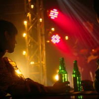 menschenmassen im nachtclub. - concert stock-fotos und bilder