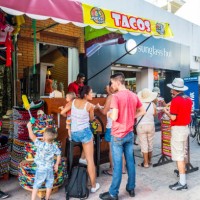 mensen kopen hapjes en drankjes op 5th avenue, playa del carmen, mexico - junk food stockfoto's en -beelden