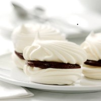 meringue biscuits with chocolate filling on plate - junk food stockfoto's en -beelden