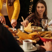 mexikanische junge frau, die essen vom tisch nimmt - garden decoration stock-fotos und bilder