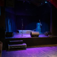 microphones and amps on stage - concert stock pictures, royalty-free photos & images