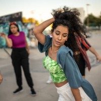 mid adult woman dancing hip hop with her friends outdoors - concert stock pictures, royalty-free photos & images
