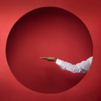 minimalistic studio setting in vivid red background - fashion stock-fotos und bilder