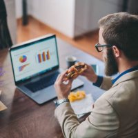 mittagessen bei der arbeit - junk food stock-fotos und bilder
