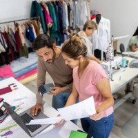 modedesigner arbeiten gemeinsam in einem bekleidungsatelier - fashion stock-fotos und bilder