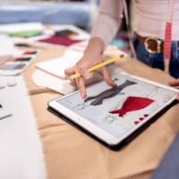 modedesignerin skizziert kleider in ihrem atelier mit einem tablet - fashion stock-fotos und bilder