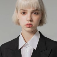 modelo de moda en estudio. cabello rubio. - hairstyle fotografías e imágenes de stock