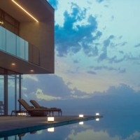 modern luxe huis met privé overloopzwembad in de schemering - home decoration stockfoto's en -beelden