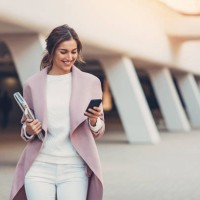 modische frau mit smartphone - fashion stock-fotos und bilder