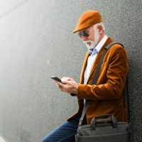 modische senior mann im freien mit sonnenbrille schleifen massage - fashion stock-fotos und bilder