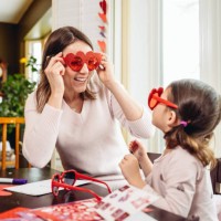 moeder en jonge dochter knutselen voor valentijnsdag - home decoration stockfoto's en -beelden