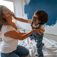 moeder en zoon schilderen hun huis en plezier - home decoration stockfoto's en -beelden