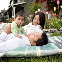 moments en famille - garden decoration photos et images de collection