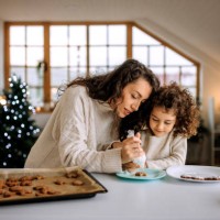 mommy's kleiner gehilfe - food stock-fotos und bilder