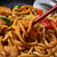 mongolian shrimp with udon noodles - junk food stock pictures, royalty-free photos & images