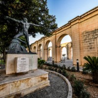 monument enea di ugo attardi dans les jardins de lower barrakka à la valette, malte - garden decoration photos et images de collection