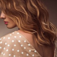 mooie vrouw met rood haar - hairstyle stockfoto's en -beelden
