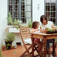 mother and daughter gardening - garden decoration photos et images de collection