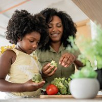 mother teaching daughter how to prepare vegetables - food stock pictures, royalty-free photos & images