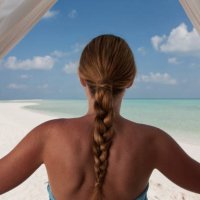 mujer admira la playa con cortinas oscurecedoras (black out) - hairstyle fotografías e imágenes de stock