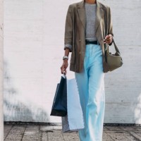 mujer elegante caminando con bolsas de compras en entorno urbano - fashion fotografías e imágenes de stock