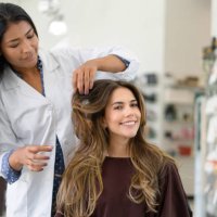 mujer en la peluquería hablando con el peluquero sobre un nuevo peinado - hairstyle fotografías e imágenes de stock