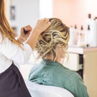 mujer en peluquería - hairstyle fotografías e imágenes de stock