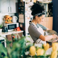 mujer horneando magdalenas - food fotografías e imágenes de stock