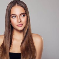 mujer joven con hermoso peinado marrón - hairstyle fotografías e imágenes de stock