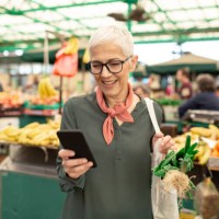 mujer mayor comprando en el mercado de agricultores - food fotografías e imágenes de stock