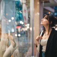 mujer mirando escaparates en la calle de la ciudad. - fashion fotografías e imágenes de stock