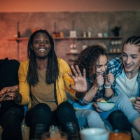 multi-ethnic friends watching tv - junk food stock pictures, royalty-free photos & images