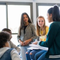 multi-ethnischen studenten diskutieren im klassenzimmer - fashion stock-fotos und bilder