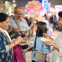 multi-generation family tourists enjoying street food - junk food stock pictures, royalty-free photos & images