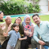 multi generation family selfie - garden decoration stock pictures, royalty-free photos & images