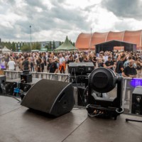 music festival equipment and staging and dancing crowd - concert stock pictures, royalty-free photos & images