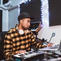 music producer in recording studio, composing base, producing music - concert stockfoto's en -beelden