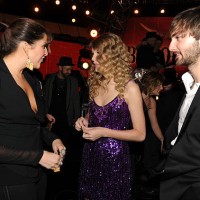 Musicians Hillary Scott, Taylor Swift, and Dave Haywood pose backstage during Brooks & Dunn's The Last Rodeo Show at MGM Grand Garden Arena on April...