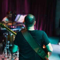 musicians on stage - concert stock pictures, royalty-free photos & images
