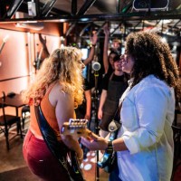 musicians playing and singing on a pub - concert stock pictures, royalty-free photos & images