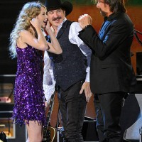 Musicians Taylor Swift, Kix Brooks and Ronnie Dunn of the band Brooks & Dunn onstage during Brooks & Dunn's The Last Rodeo Show at MGM Grand Garden...