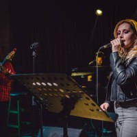 musiciens faisant de la musique sur scène - concert photos et images de collection