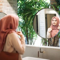 muslimische frau mit befestigung hijab in toilette - fashion stock-fotos und bilder